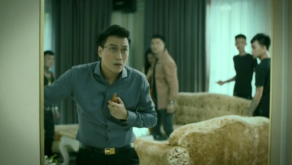 Khó hiểu khi Việt Anh ăn mặc màu mè trong Hướng dương ngược nắng - Hình 2 Kho hieu khi Viet Anh an mac mau me trong Huong duong nguoc nang-Hinh-2