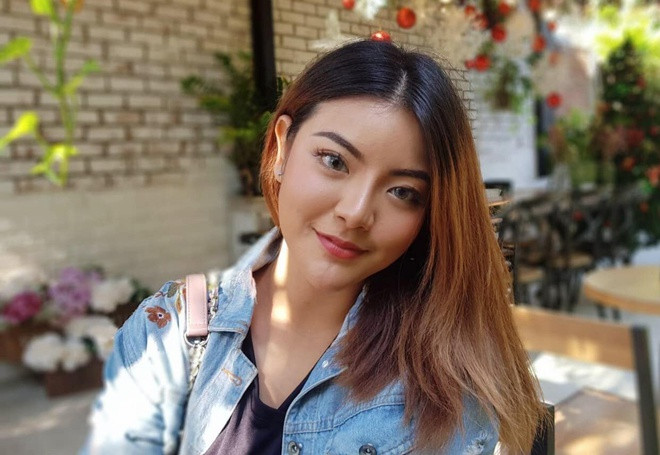 Bên cạnh việc dạy tiếng Anh ở trường học, Sangpirun đang làm người mẫu ảnh và kinh doanh thời trang, thực phẩm ăn kiêng online.