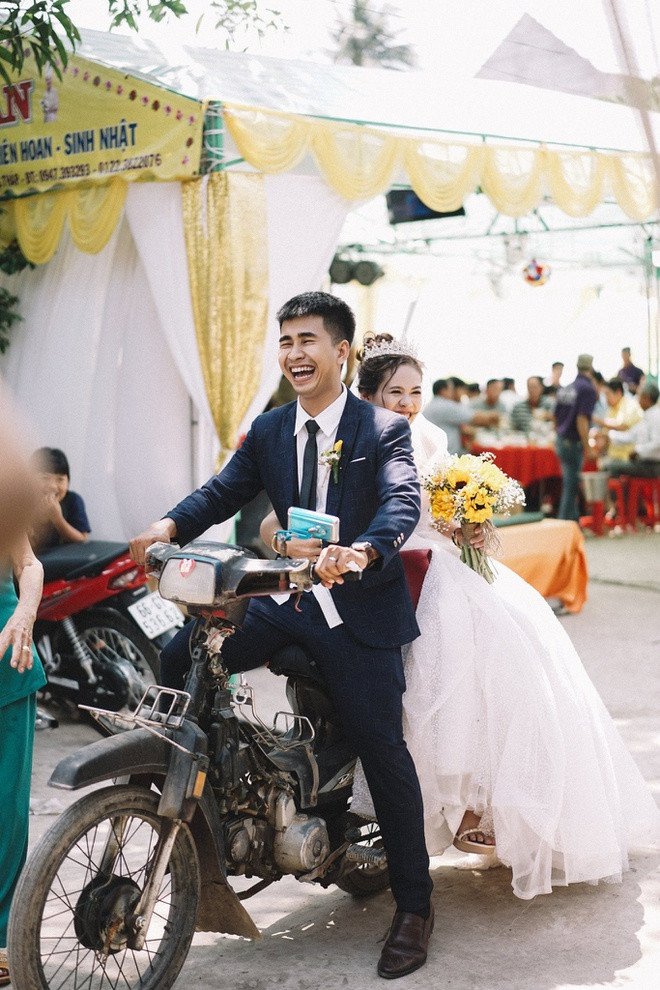 Theo nhiều người, điều khiến họ thích thú ở bộ ảnh này là những góc hình giản dị, đậm chất miền Tây cùng cách kể chuyện dễ thương về chuyện tình của hai nhân vật chính. Chia sẻ với Zing, nhiếp ảnh gia Vương Đình Khang cho biết bộ ảnh được anh chụp ngày 12/3. Cô dâu tên Linh Đang (sinh năm 1994), chú rể là Thanh Hồng (biệt danh Đen, sinh năm 1992). Cả hai đều ở Hồng Ngự, Đồng Tháp và chỉ cách nhà nhau gần 300 m.