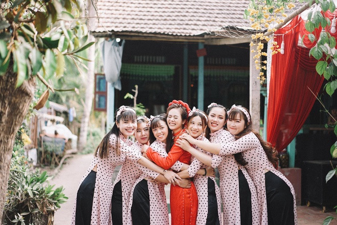 Chia sẻ với Zing, cô dâu Linh Đang cho hay vợ chồng cô bất ngờ khi bộ ảnh cưới của mình được dân mạng chú ý. “Chồng mình cầm điện thoại xem và cười suốt từ hôm đó”, 9X vui vẻ nói. Đang tiết lộ suốt 10 năm đi bộ từ nhà đến trường, cô đều qua nhà chồng, nhưng họ không hề nói chuyện với nhau. Tới ngày 1/1 năm ngoái, khi Đen bình luận vào ảnh trên trang cá nhân, Đang chủ động nhắn tin lại. Do nói chuyện hợp nhau, hai người thành đôi chỉ hơn 1 tuần sau đó.