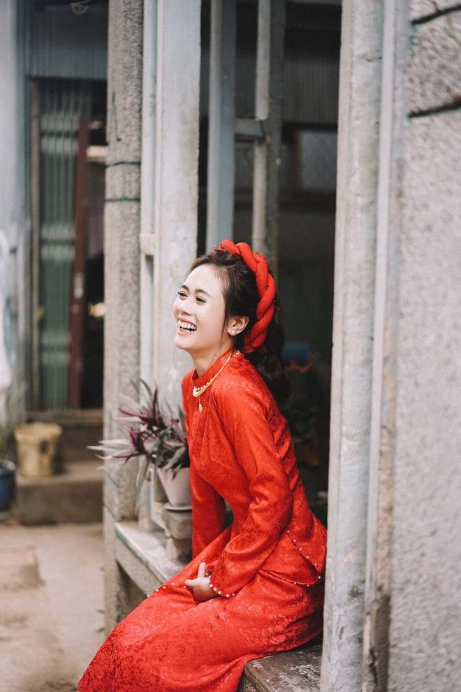 Cũng vì thương Đang, Đen - vốn không thích cuộc sống xô bồ ở TP.HCM - đã “đi theo tiếng gọi tình yêu” sau 5 tháng quen nhau. Sau khi kết hôn, đôi trẻ tiếp tục sống ở TP.HCM. “Mình thương anh vì ưa nhìn, có gu giống mình, giỏi, hiền lại yêu thương gia đình”, cô gái 26 tuổi tâm sự.