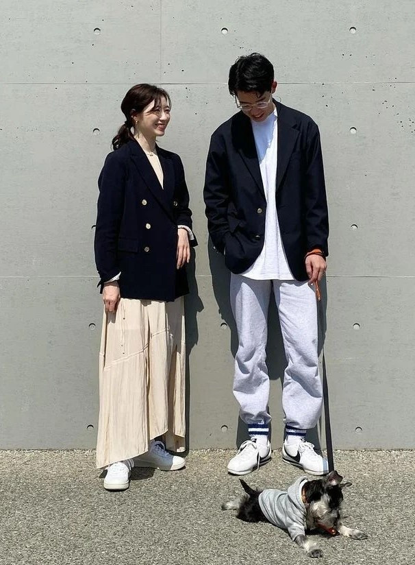 Mặc đồ đôi khi hẹn hò là một trong những điều giới trẻ thích làm. Tuy nhiên, nhiều người cảm thấy nhàm chán khi diện áo phông với họa tiết giống hệt nhau. Theo GirlStyle, việc phối kết hợp màu sắc đồng điệu nhưng vẫn đảm bảo phong cách cá nhân được không ít bạn trẻ học hỏi và thực hiện. Ảnh: GirlStyle.