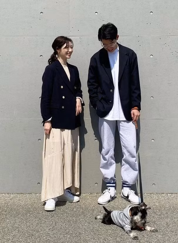 Mặc đồ đôi khi hẹn hò là một trong những điều giới trẻ thích làm. Tuy nhiên, nhiều người cảm thấy nhàm chán khi diện áo phông với họa tiết giống hệt nhau. Theo GirlStyle, việc phối kết hợp màu sắc đồng điệu nhưng vẫn đảm bảo phong cách cá nhân được không ít bạn trẻ học hỏi và thực hiện. Ảnh: GirlStyle.