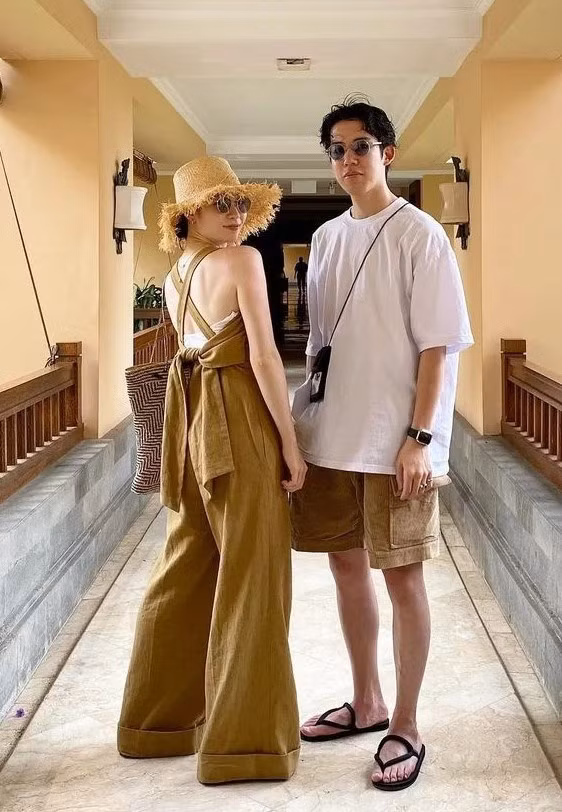 Ngoài các màu an toàn như đen, trắng và xanh lam, bạn cũng có thể thử kết hợp quần áo với các tông sáng. Hiệu ứng tương phản cho phép người nhìn nhận ra sự tương đồng trong trang phục. Ảnh: GirlStyle.