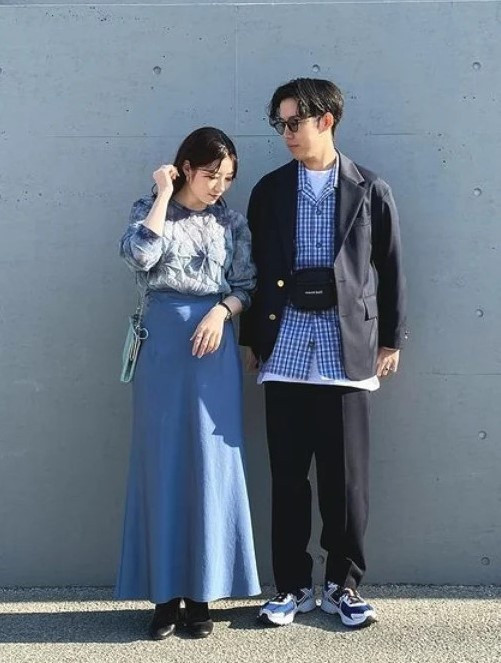 Đối với những đôi am hiểu về thời trang, họ luôn biết cách làm nổi bật bản thân và nửa còn lại của mình. Việc kết hợp nhiều món đồ không liên quan đến nhau nhưng chọn điểm nhấn duy nhất là màu sắc cũng là sự thay đổi khôn khéo để phối đồ hàng ngày. Ảnh: GirlStyle.