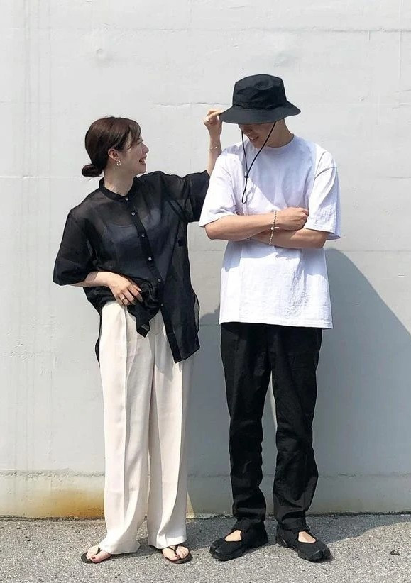 Đối với cùng dáng áo và quần giống nhau, nam giới thường có cách chọn đồ đơn giản hơn phái nữ. Việc xem xét cẩn thận các chi tiết khác nhau sẽ cho ra sản phẩm có những đặc điểm riêng của từng người. Ảnh: GirlStyle.