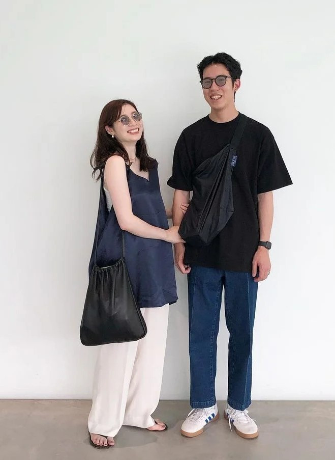 Những gam màu như xanh lá cây, xanh tím than dễ kết hợp trong thời tiết đông hoặc hè. Bạn cũng nên làm mới phong cách khi diện đồ đôi bằng cách sử dụng đảo ngược màu sắc để tạo ra sự tương phản mạnh mẽ. Điều này giúp hình ảnh các đôi yêu nhau thêm phần sinh động và lạ mắt. Ảnh: GirlStyle.