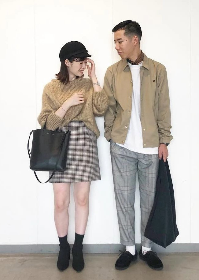 Để tạo nên set đồ hoàn hảo và phù hợp với cả nam lẫn nữ, bạn nên chọn tông màu trung tính như đen, xanh, be. Đặc biệt trong thời tiết thu đông, áo khoác dáng dài luôn là sự lựa chọn hoàn hảo. Bên cạnh đó, những họa tiết như sọc kẻ caro cũng được nhiều đôi áp dụng. Ảnh: GirlStyle.