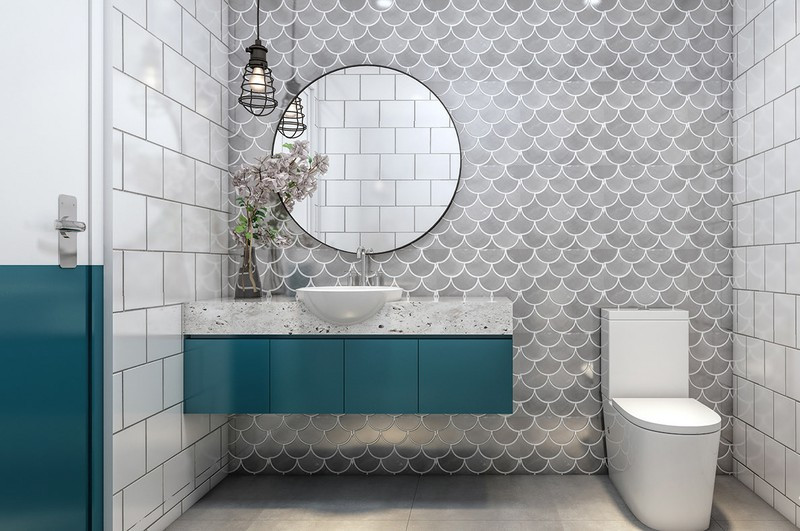 Bức tường hình vảy cá cùng kệ màu xanh tạo nên sự hài hòa cho phòng tắm.
