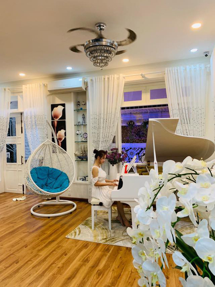 Ngam ngoi biet thu tran ngap sac hoa cua ca si Vy Oanh-Hinh-3