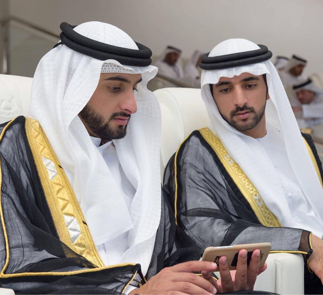 Trên trang cá nhân với hơn 10 triệu người theo dõi, Thái tử Sheikh Hamdan chỉ đăng ảnh chụp cùng các em, cháu trai, cháu gái và chia sẻ về sở thích cá nhân. Anh chưa từng đăng ảnh chụp cùng vợ.