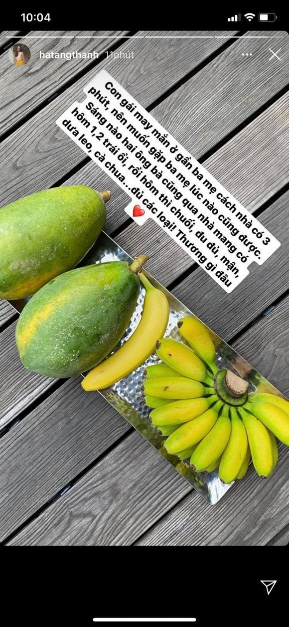 Ở gần nhà bố mẹ, Hà Tăng được chăm sóc và yêu thương từ nhừng điều nhỏ nhặt nhất Được biết, dù con gái làm dâu nhà hào môn và cũng sở hữu khối tài sản riêng không thể xem thường nhưng ba mẹ Hà Tăng vẫn giữ cuộc sống giản dị. Bất cứ khi nào rảnh rỗi, nàng ngọc nữ cũng tranh thủ đưa ba mẹ đi du lịch để tận hưởng cuộc sống.