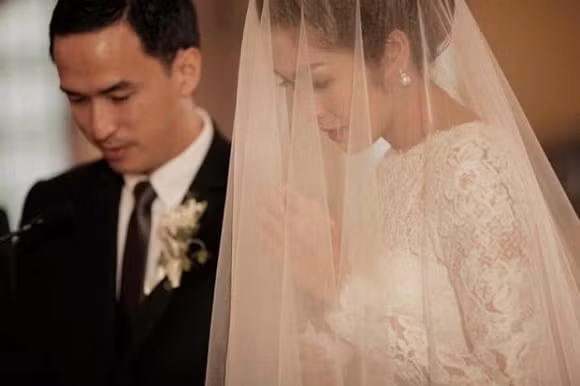 Trước đó, Tăng Thanh Hà cũng viết lời cực tình cho chồng đại gia. Tăng Thanh Hà và ông xã Louis Nguyễn tổ chức đám cưới hoành tráng vào tháng 11/2012. Vào thời điểm đó, Tăng Thanh Hà đang ở đỉnh cao của sự nghiệp diễn viên. Sau khi kết hôn, nữ diễn viên quyết định tạm dừng đóng phim để tập trung cho công việc kinh doanh cũng như chăm sóc gia đình nhỏ. Đến hiện tại, Tăng Thanh Hà và Louis Nguyễn có hai con (một trai, một gái). Cả hai cũng thường xuyên chia sẻ những khoảnh khắc ngọt ngào bên nhau khiến nhiều người ngưỡng mộ.