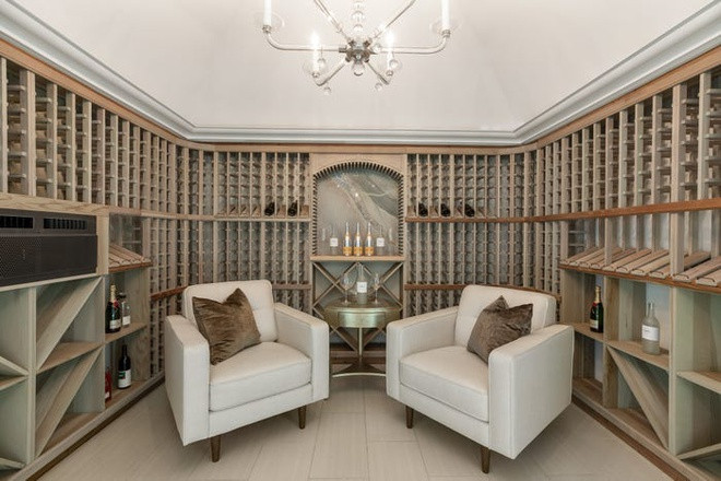 Hầm rượu, phòng tập gym, phòng spa và phòng tắm hơi cũng được thiết kế đầy đủ.