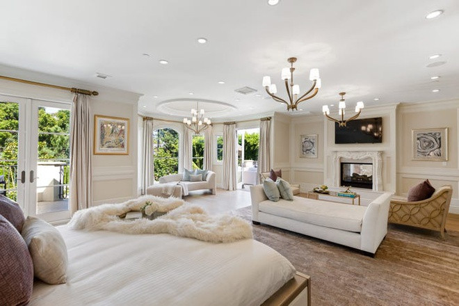 Được xây dựng vào năm 2012, biệt thự có diện tích trên hơn 1.100 m2, gồm 7 phòng ngủ và 10 phòng tắm.