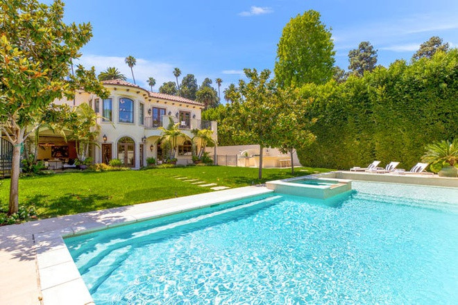 Không gian ngoài trời của biệt thự bao gồm hồ bơi, sân trong và sảnh ngoài trời thoáng đãng, đón ánh nắng tự nhiên.