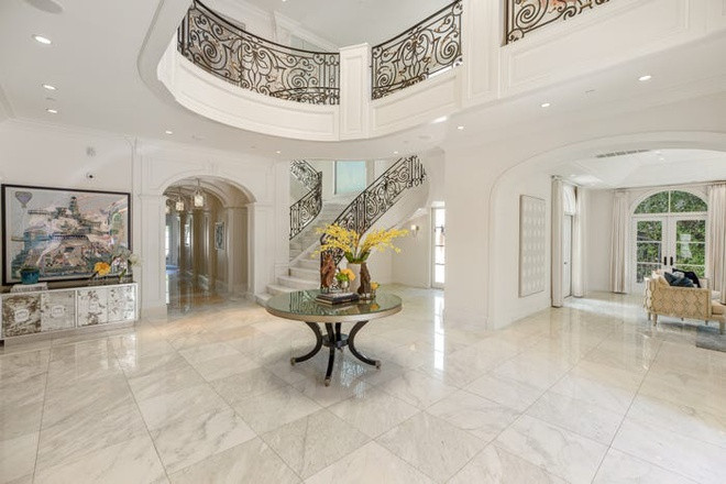 Biệt thự được xây bởi hãng kiến trúc và nội thất xa xỉ Sen Properties và có quan hệ đối tác độc quyền với khách sạn 5 sao Beverly Hills trên Đại lộ Sunset.