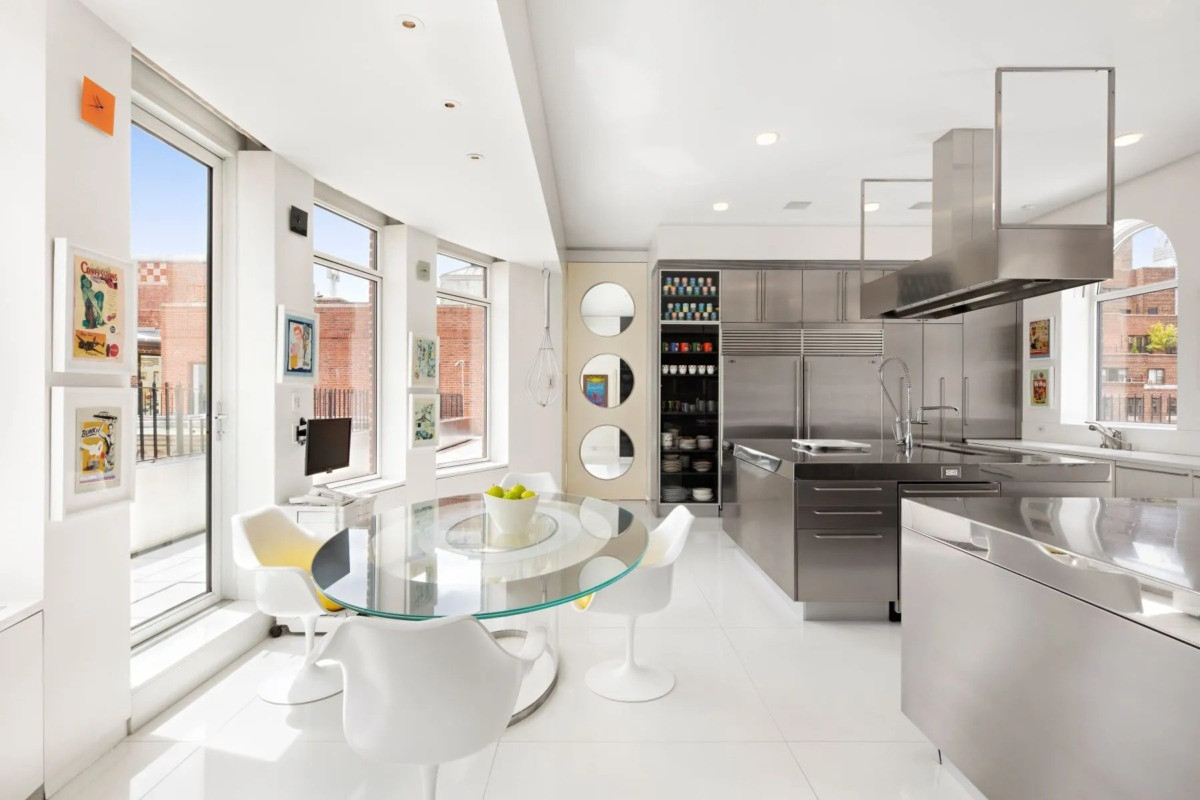 Nhà bếp và một khu vực ăn uống nhỏ nhắn được tích hợp trong một không gian thoáng đãng, sáng sủa, với hàng loạt trang thiết bị nấu nướng hiện đại.