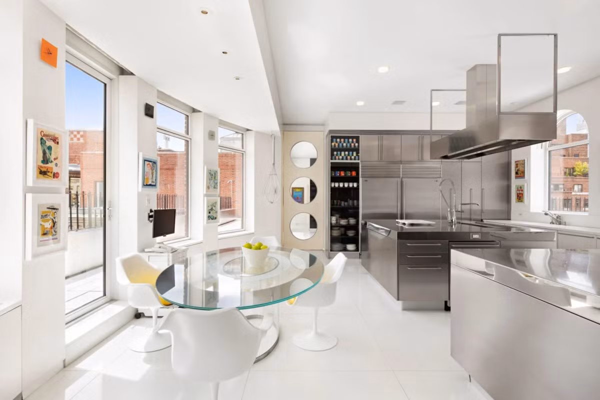 Nhà bếp và một khu vực ăn uống nhỏ nhắn được tích hợp trong một không gian thoáng đãng, sáng sủa, với hàng loạt trang thiết bị nấu nướng hiện đại.