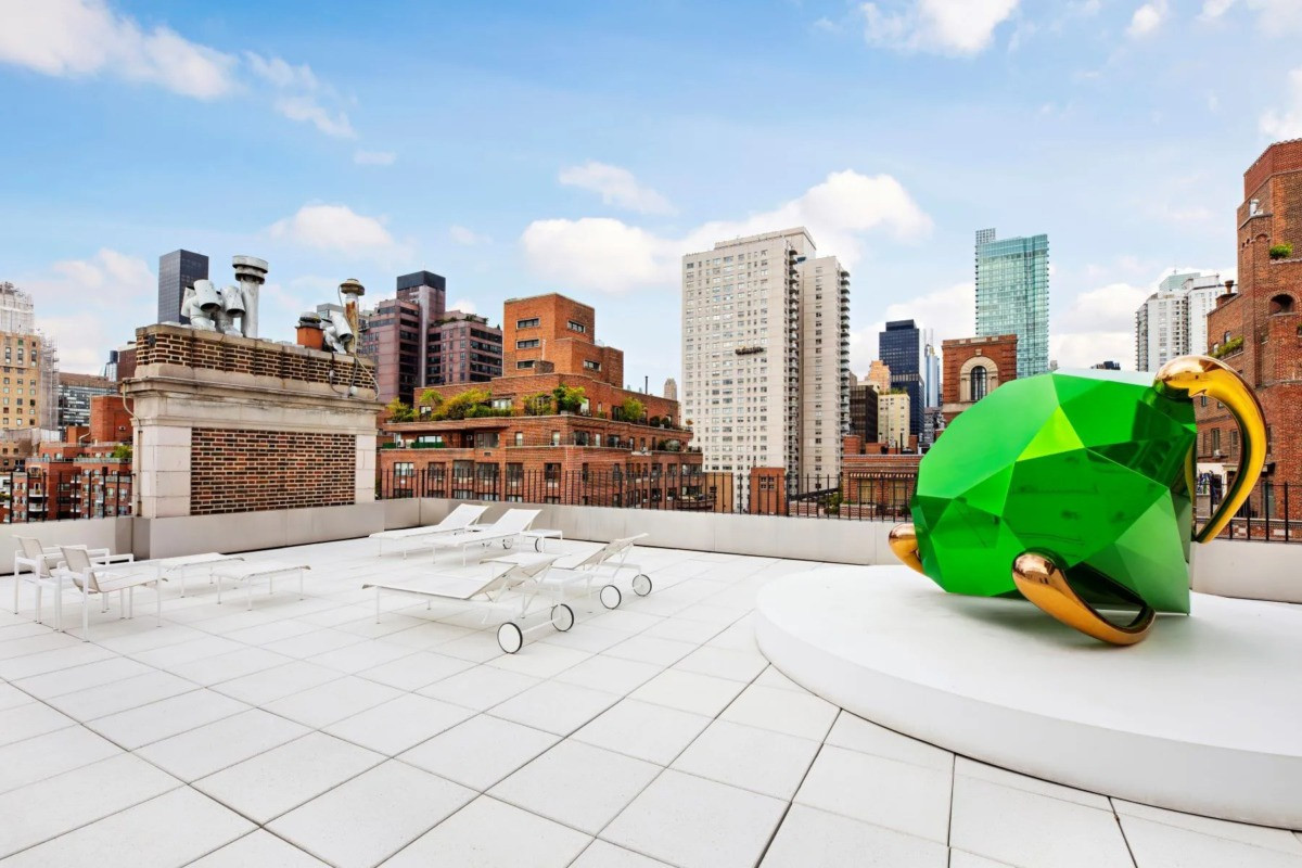 Sân thượng rộng lớn là địa điểm lý tưởng để ngắm nhìn khung cảnh phố phường New York nhộn nhịp.