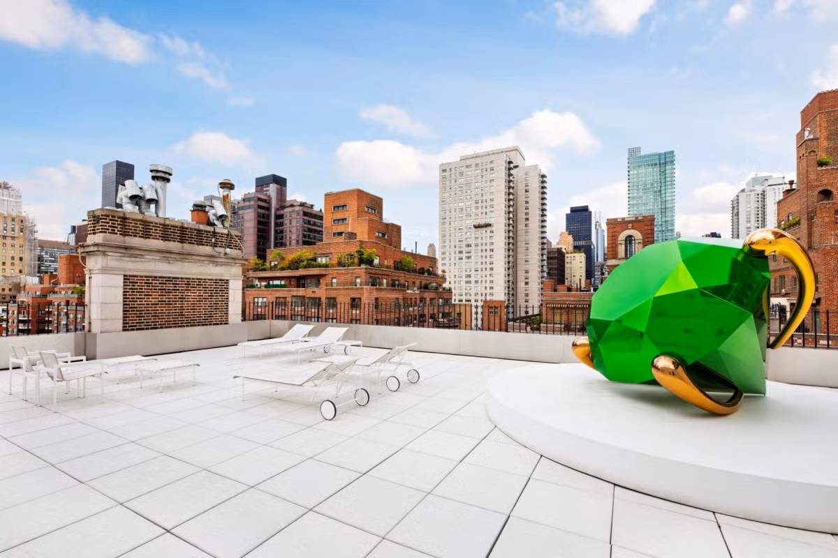 Sân thượng rộng lớn là địa điểm lý tưởng để ngắm nhìn khung cảnh phố phường New York nhộn nhịp.