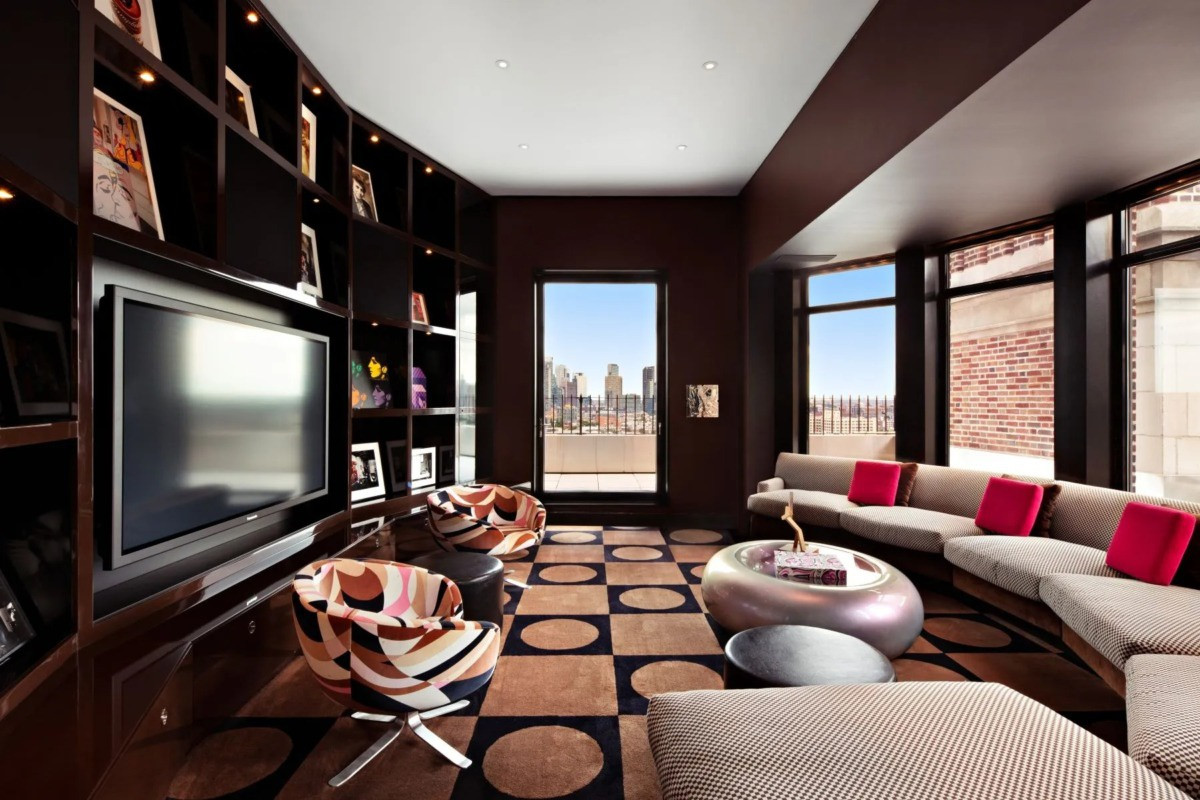 Phòng gia đình sang trọng, được lát gỗ để tạo cảm giác ấm cúng.