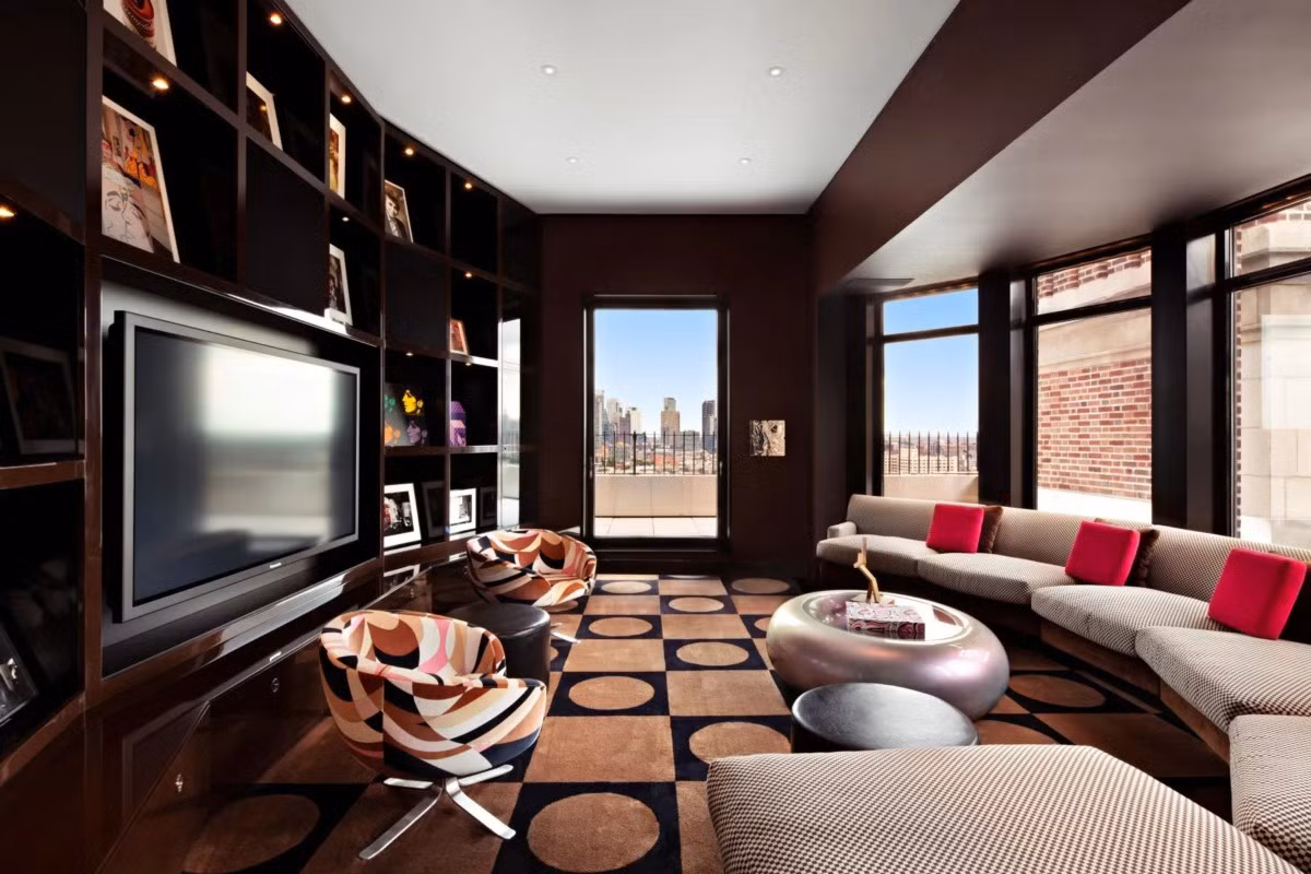 Phòng gia đình sang trọng, được lát gỗ để tạo cảm giác ấm cúng.