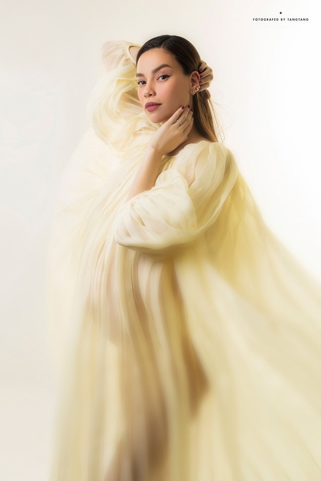 Cả showbiz đang rất hào hứng chờ đón ngày cặp sinh đôi nhà Hồ Ngọc Hà ra đời. Đông Nhi mang thai đến tháng cuối chỉ tăng 8kg nhờ yoga Giống như Hồ Ngọc Hà, Đông Nhi cũng là một mẹ bầu tập yoga rất thường xuyên . Từ tháng thứ 3 của thai kỳ là nữ ca sĩ bắt đầu tập luyện hàng ngày, mỗi buổi khoảng 75-90 phút. Theo Đông Nhi, thời gian đầu tập luyện yoga cô thấy rất mệt vì bộ môn này chậm chậm, không đúng với sở thích vận động nhanh, mạnh của mình. Tuy nhiên sau một thời gian thì Đông Nhi bị mê yoga, ngày nào không tập là cảm thấy thiếu thiếu. Đông Nhi cũng cảm nhận rất rõ ràng những lợi ích mà yoga bầu đã đem lại cho mình như: Tăng cường sức khỏe, ngủ ngon hơn, máu huyết lưu thông, tránh tình trạng chuột rút, giúp điều hòa hơi thở và đặc biệt là kiểm soát cân nặng cực kỳ siêu.