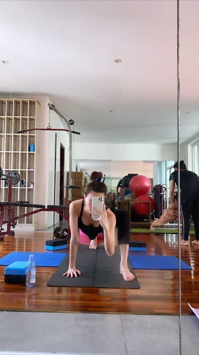 Yoga chính là một trong những bí quyết duy trì vóc dáng khi mang thai của ngôi sao hạng A. Đúng vậy, ngay từ thời điểm rộ lên tin Hồ Ngọc Hà có bầu khoảng 5 tháng, cô đã liên tục đăng tải những hình ảnh đang tập yoga tại nhà cùng mẹ. Chẳng những vậy, mẹ bầu xinh đẹp này còn tập những động tác khó khiến nhiều người bất ngờ, thậm chí nghi bán tin bán nghi về thông tin cô mang thai. Không chỉ tập yoga, trong lúc bầu bí Hồ Ngọc Hà còn rất chăm chỉ vận động, đi đây đi đó thường xuyên, thậm chí còn leo núi nhanh thoăn thoắt. Ai cũng phải ngưỡng mộ sư dẻo dai, khỏe khoắc của nữ ca sĩ. Theo dự kiến, Hồ Ngọc Hà sẽ sinh con vào tháng 11 này. Rất đông người hâm mộ đang vô cùng háo hức chờ đón ngày cặp sinh đôi nhà Hà Hồ - Kim Lý chào đời.