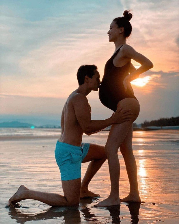 Hồ Ngọc Hà mang thai đôi nhưng vẫn thon thả ngỡ ngàng ở những tháng cuối. Tuy nhiên, cũng qua bức ảnh này, nhiều người nhận ra Hồ Ngọc Hà khá gầy gò dù đang mang thai đôi. Ngoài bụng bầu lớn thì chân, tay của nữ ca sĩ rất nhỏ, vóc dáng cực kỳ mảnh khảnh. Đọc được những câu hỏi của mọi người, mới đây, Hồ Ngọc Hà đã lên tiếng tiết lộ nguyên nhân vì sao bản thân vẫn mình hạc xương mai dù đang mang thai đôi ở những tháng cuối. Giọng ca gốc Quảng Bình cho hay, có lẽ do tạng người cô gầy, chưa bao giờ mập lên khó tăng cân. Ngoài ra, cô uống nhiều thuốc bổ, uống nước trái cây, protein thay vì uống sữa quá nhiều. Nữ ca sĩ chọn ăn uống đủ chất, lành mạnh, hạn chế tối đa tinh bột, không ăn uống vô tội vạ theo kiểu "rảnh là ăn". Và điều quan trọng nhất chính là việc sáng nào cô cũng tập yoga.