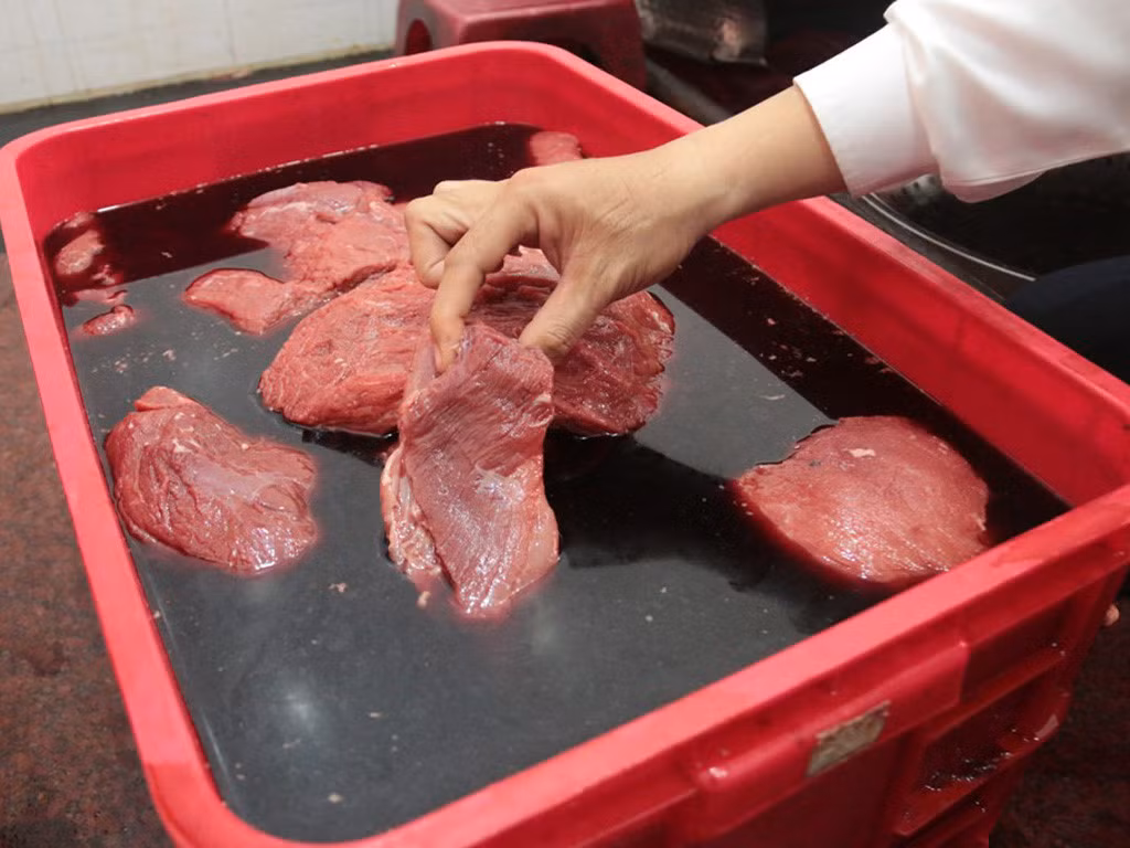 Bo qua ngay mieng thit bo neu phat hien ra dieu nay-Hinh-2