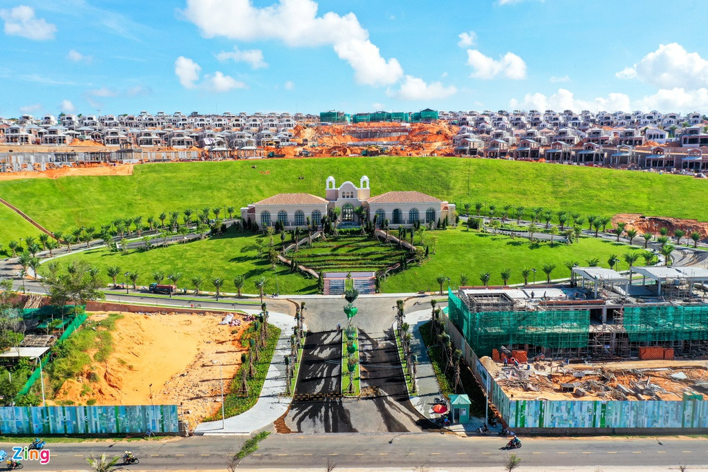 Nằm ngay trung tâm Mũi Né với 2 mặt tiền đường Huỳnh Thúc Kháng, Võ Nguyên Giáp là NovaHills Mũi Né Resort &amp; Villas. Khởi công từ tháng 12/2018, đến nay, dự án rộng gần 40 ha này đã cơ bản hoàn thiện phần thô của hơn 600 căn biệt thự đơn lập.