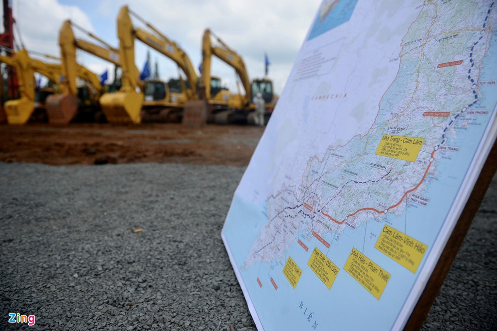 Nhưng xét đến hạ tầng kết nối Bình Thuận và các tỉnh, TP khác, ngày 30/9 vừa qua, dự án cao tốc Dầu Giây - Phan Thiết đã chính thức khởi công. Với chiều dài khoảng 99 km từ Mỹ Thạnh (Bình Thuận) kết nối trực tiếp với cao tốc TP.HCM - Long Thành - Dầu Giây tại Thống Nhất (Đồng Nai), cao tốc giúp rút ngắn hành trình TP.HCM - Phan Thiết từ 4 giờ còn 1 giờ 40 phút.