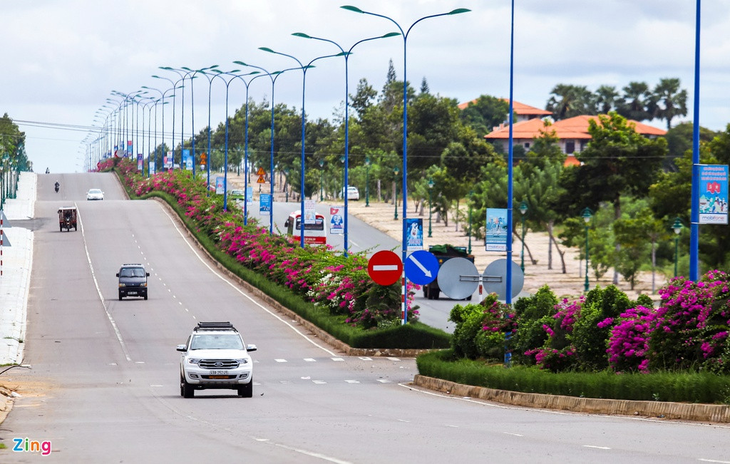 Một trong những động lực phát triển của thị trường bất động sản nghỉ dưỡng tại đây là hệ thống hạ tầng giao thông. Trong địa bàn TP, hai trục đường chính Võ Nguyên Giáp và Huỳnh Thúc Kháng - Nguyễn Đình Chiểu nằm song song là tụ điểm resort, khách sạn, điểm tham quan, nhà hàng, khu vui chơi giải trí. Riêng đường Võ Nguyên Giáp còn là con đường chính kết nối với sân bay Phan Thiết.
