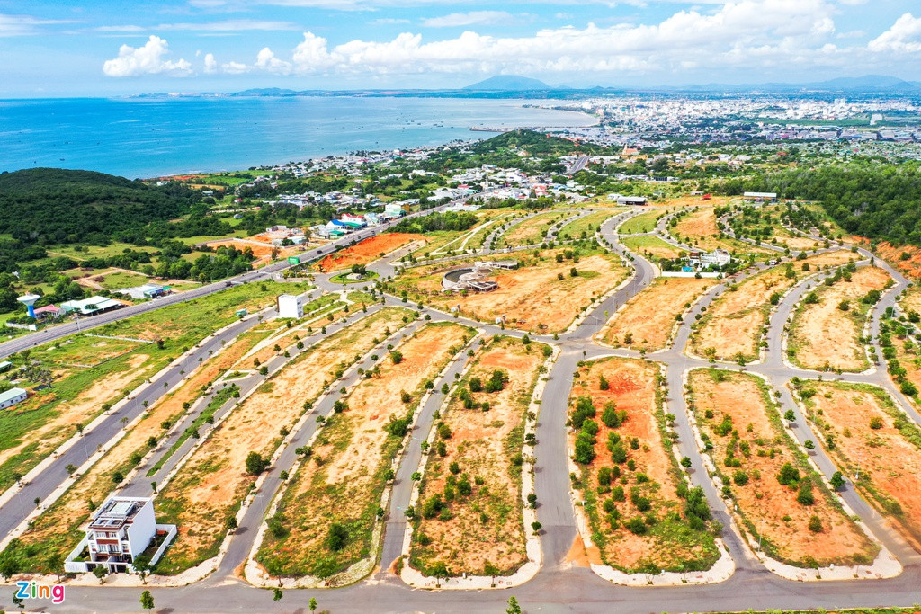 Sát sườn SummerLand là dự án Queen Pearl của Công ty Tân Việt Phát với quy mô 27,2 ha, gồm 900 lô đất nền nhà phố, biệt thự và một công viên trung tâm 2,1 ha. Sau giai đoạn "sốt" giá ăn theo dự án SummerLand và sân bay Phan Thiết, hiện giá giao dịch tại đây còn khoảng 1,3-2,2 tỷ đồng đối với 100 m2 đất nền, và 5-7 tỷ đồng một căn biệt thự.