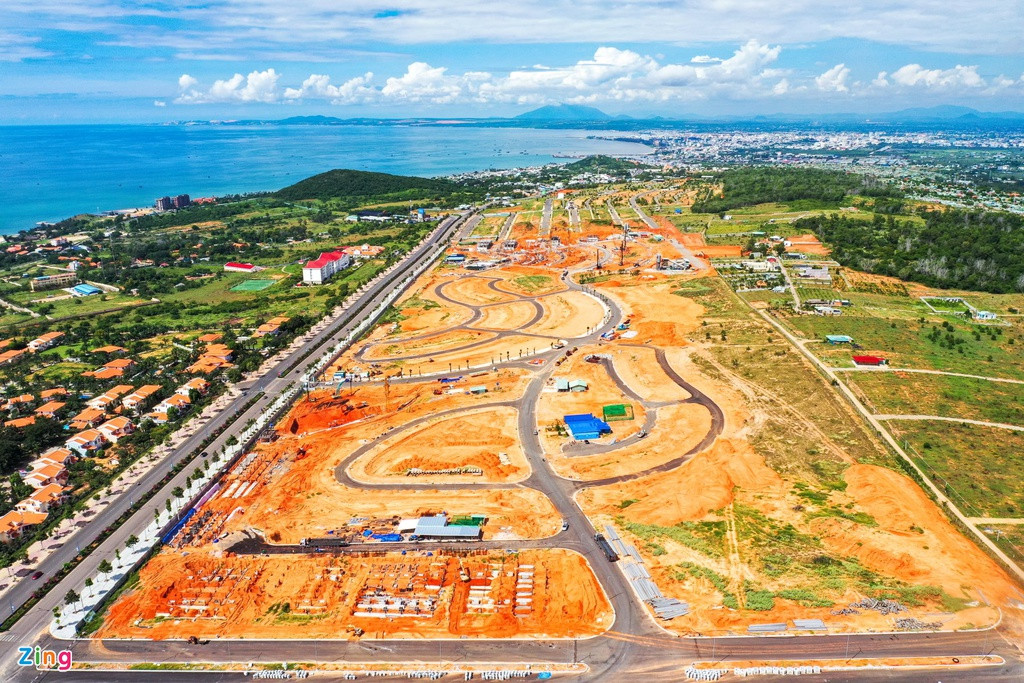 Không chỉ con đường Huỳnh Thúc Kháng, mà Võ Nguyên Giáp cũng quy tụ nhiều dự án lớn, nhờ tận dụng lợi thế kết nối trực tiếp với sân bay Phan Thiết trong tương lai. Nổi bật là dự án SummerLand của chủ đầu tư Hưng Lộc Phát, nằm đối diện Khu biệt thự Mũi Né và Đại học Phan Thiết.