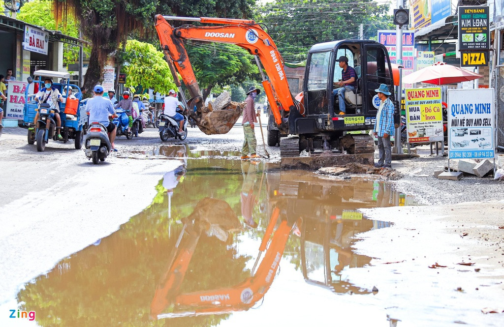 Tuy nhiên, một số đoạn trên đường Nguyễn Đình Chiểu vẫn chưa được hoàn thiện. "Con đường resort" hiện còn ngổn ngang máy xúc và công nhân, gây ảnh hưởng không nhỏ đến tình hình kinh doanh của các resort, khách sạn và hàng quán bên đường.