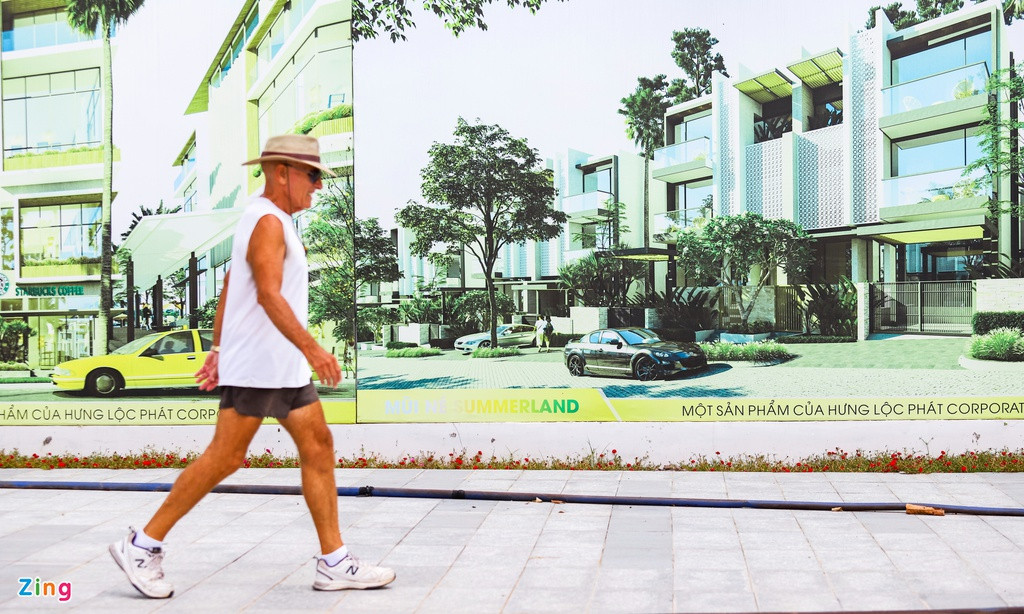 Chủ đầu tư cho biết, dự án sẽ được xây dựng theo mô hình Las Vegas, Macau với hơn 2.000 phòng khách sạn 5 sao, 100 nhà hàng ẩm thực đa chủ đề, 200 cửa hàng mua sắm và hơn 40 quán bar, club, hứa hẹn trở thành không gian tiệc tùng lớn nhất Phan Thiết.