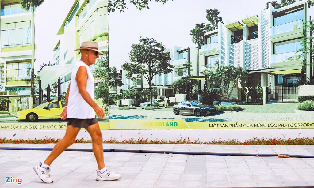 Chủ đầu tư cho biết, dự án sẽ được xây dựng theo mô hình Las Vegas, Macau với hơn 2.000 phòng khách sạn 5 sao, 100 nhà hàng ẩm thực đa chủ đề, 200 cửa hàng mua sắm và hơn 40 quán bar, club, hứa hẹn trở thành không gian tiệc tùng lớn nhất Phan Thiết.