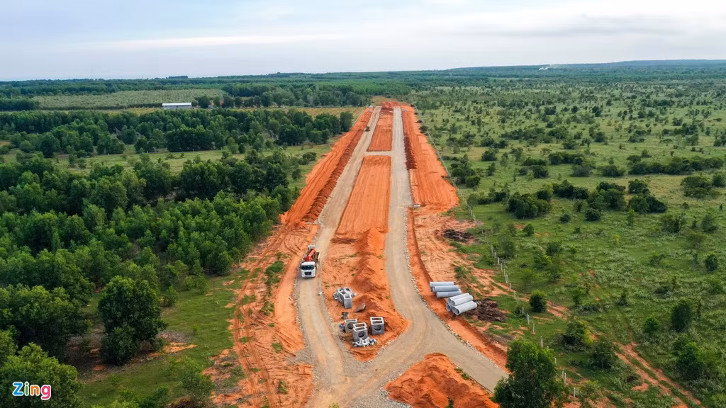 Trong khi đó, dự án sân bay Phan Thiết vốn được kỳ vọng nhiều, chỉ mới được tái khởi động cách đây 2 tháng, sau 5 năm "giậm chân tại chỗ". Tuy vậy, khi đi vào hoạt động, sân bay quốc nội cấp 4E với công suất 2 triệu hành khách/năm này được kỳ vọng tạo chuyển biến lớn cho ngành du lịch Bình Thuận và kinh tế - xã hội trên địa bàn.