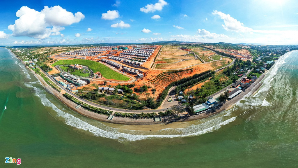 Trái lại, hai dự án sát bên là Sentosa Villas và Goldsand Hill Villa chưa có nhiều biến chuyển so với một năm trước. Hai dự án có tổng quy mô gần 40 ha này hiện mới hoàn tất hạ tầng nội khu.