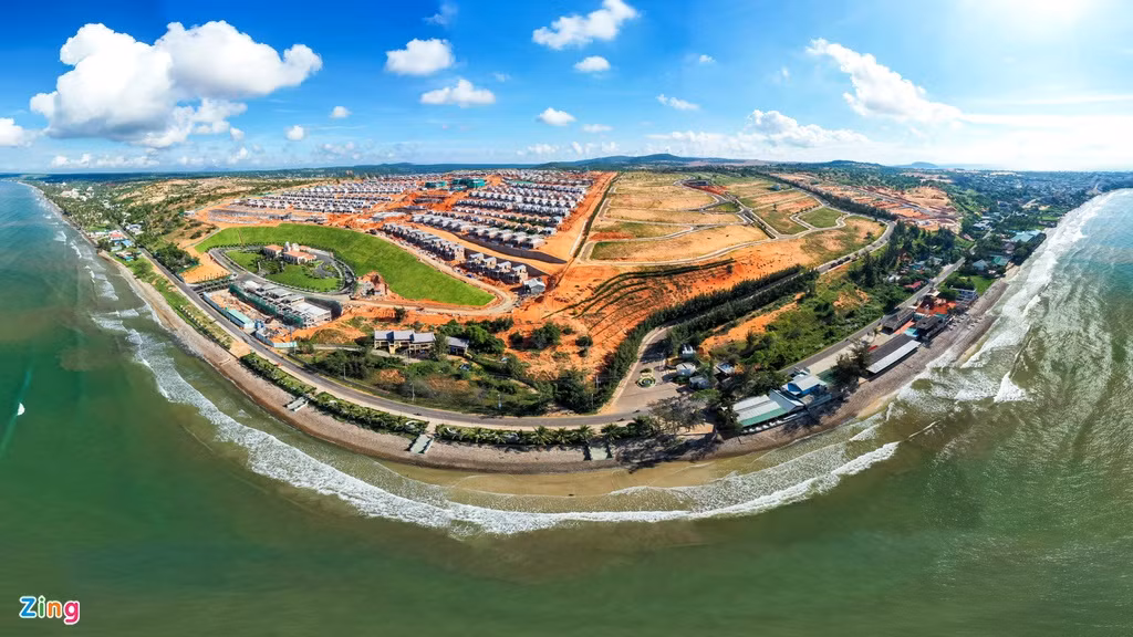 Trái lại, hai dự án sát bên là Sentosa Villas và Goldsand Hill Villa chưa có nhiều biến chuyển so với một năm trước. Hai dự án có tổng quy mô gần 40 ha này hiện mới hoàn tất hạ tầng nội khu.