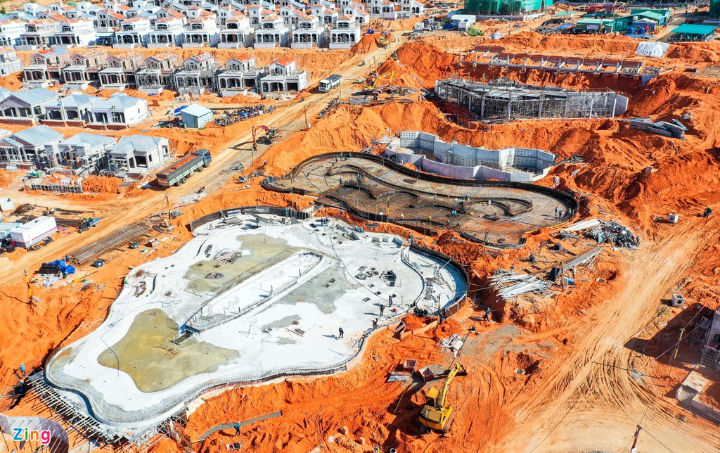 Hiện tại, các hạng mục cảnh quan cũng đang được gấp rút triển khai, đặc biệt là 2 hồ bơi dài 250 m kéo dài dọc khu biệt thự trên triền đồi.