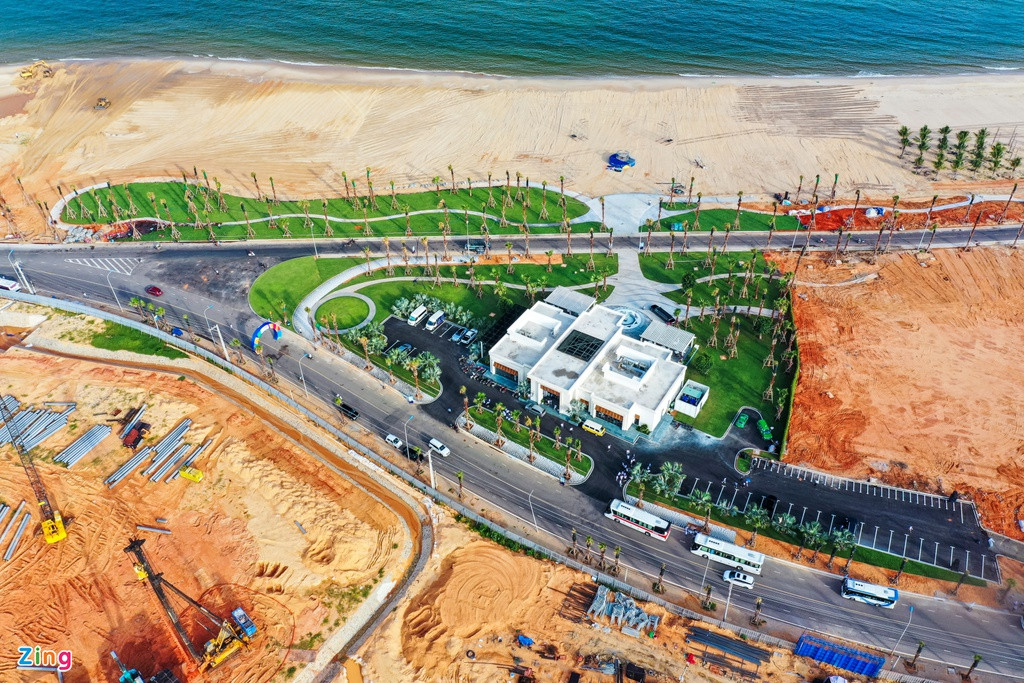 Hạ tầng giao thông và tiện ích nội khu cũng được chủ đầu tư chú trọng. Tổ hợp giải trí được xây dựng theo mô hình universal gồm sân golf, khu vui chơi cao cấp, các công viên chủ để và vườn thú hoang dã.