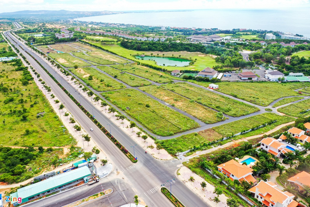 Cách đó không xa là dự án đất nền biệt thự Diamond Bay do Công ty TNHH Khang Linh làm chủ đầu tư. Tổng vốn đầu tư của dự án 15 ha này là 270 tỷ đồng, với quy hoạch 255 lô đất từ 300 m2 đến 400 m2. Đến nay, toàn bộ hạ tầng giao thông nội khu, cấp thoát nước... đã được hoàn thiện.