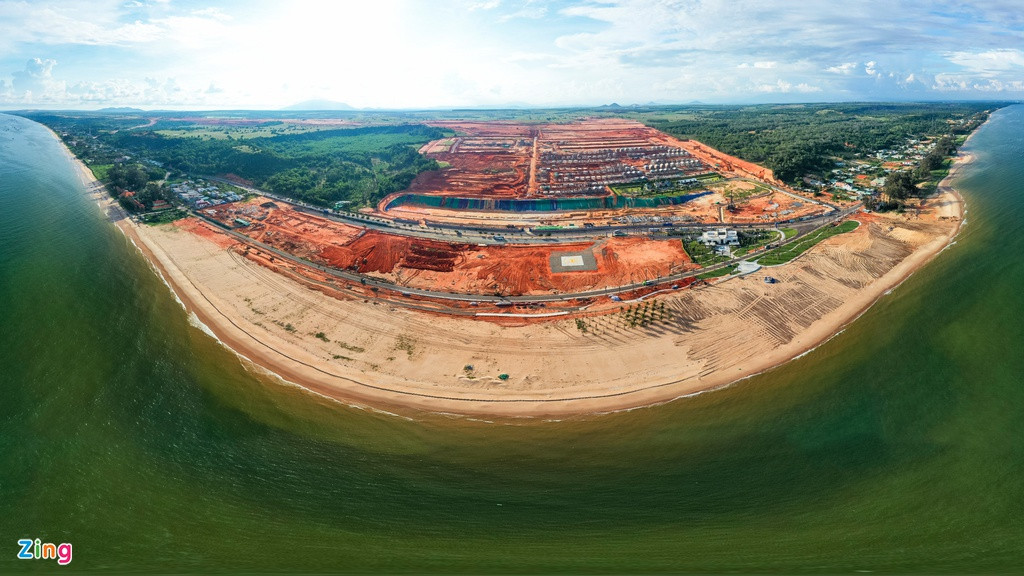 Đáng chú ý, một dự án khác được khởi công từ tháng 5/2019 của Novaland cũng đang làm sôi động thị trường bất động sản nghỉ dưỡng Phan Thiết. Nằm ở xã Tiến Thành, cách trung tâm TP khoảng 15 km, đây là quần thể nghỉ dưỡng giải trí có quy mô hơn 1.000 ha với nhiều sản phẩm như nhà phố, biệt thự nghỉ dưỡng, nhà phố thương mại với tầm nhìn hướng ra biển.