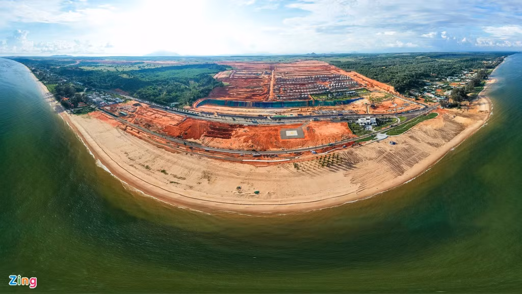 Đáng chú ý, một dự án khác được khởi công từ tháng 5/2019 của Novaland cũng đang làm sôi động thị trường bất động sản nghỉ dưỡng Phan Thiết. Nằm ở xã Tiến Thành, cách trung tâm TP khoảng 15 km, đây là quần thể nghỉ dưỡng giải trí có quy mô hơn 1.000 ha với nhiều sản phẩm như nhà phố, biệt thự nghỉ dưỡng, nhà phố thương mại với tầm nhìn hướng ra biển.