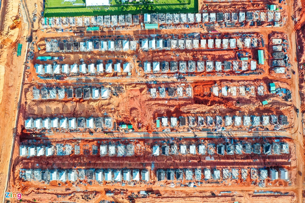 Ghi nhận của Zing cho thấy nhiều hợp phần của dự án đã cơ bản hoàn thiện. Nhìn từ trên cao, đây có thể được coi là một đại công trường với hàng chục xe tải cỡ lớn, máy xúc đang hoạt động.