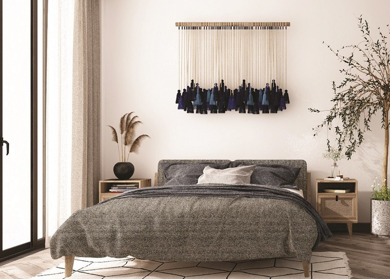 Những tấm thảm, một chi tiết quen thuộc của phong cách nội thất Địa Trung Hải xuất hiện khắp các không gian trong nhà, tạo cảm giác ấm cúng và sang trọng cho phòng ngủ.