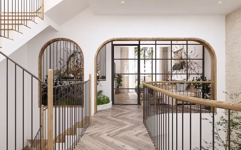  Khoảng thông tầng rộng rãi, với diện tích khoảng 15 m2 cùng cầu thang và hành lang là những thanh sắt và gỗ thanh mảnh góp phần đưa ánh sáng và gió từ giếng trời theo chiều thẳng đứng hay từ hai bên cửa sổ, cửa chính của các căn phòng theo chiều ngang len lỏi vào tất cả các không gian trong nhà.